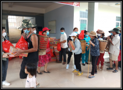 Những tấm lòng nhân ái: Đoàn thiện nguyện Tam Quan-Bình Định thăm và tặng quà bệnh nhân Phong